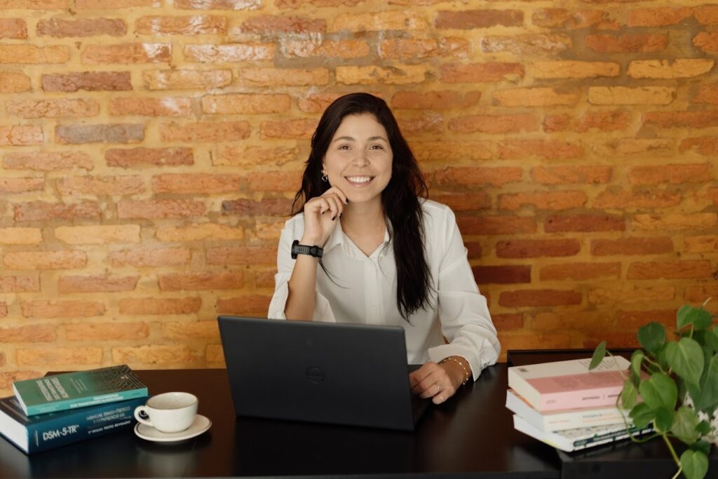 Marina Poltronieri, psicóloga que atende mulheres de Rio Claro on-line, em sua mesa de trabalho