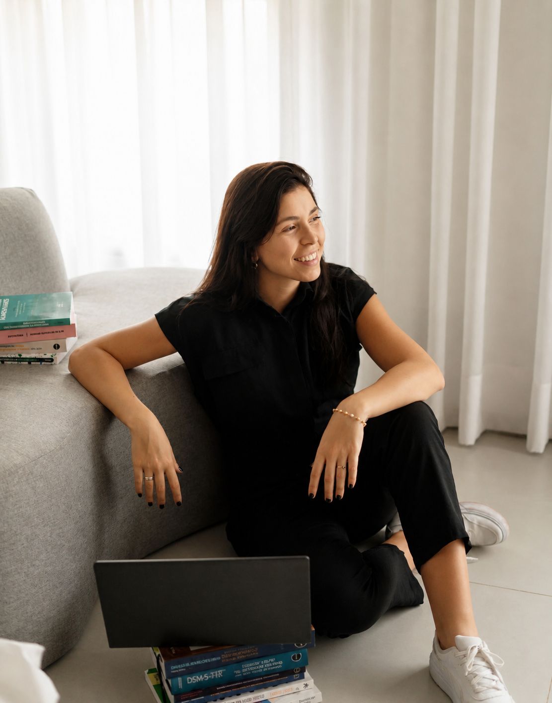 Marina Poltronieri, psicóloga, em seu espaço de trabalho