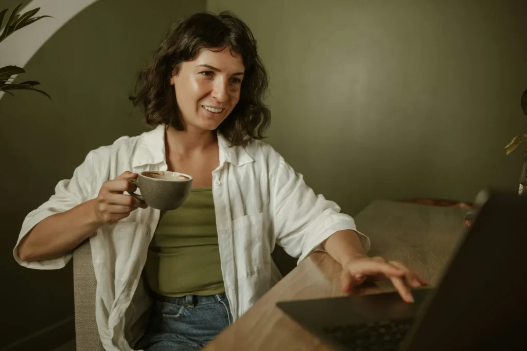 Mulher em sessão de terapia on-line pelo notebook, em casa